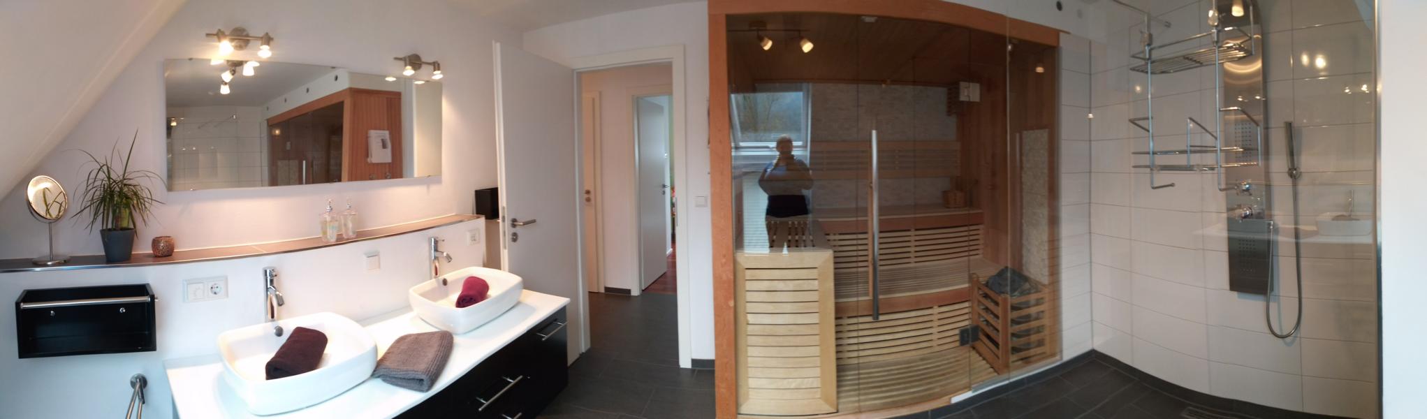 luxus-ferienhaus-mit-sauna-alpirsbach-entspannung-im-schwarzwald-badezimmer-og-sauna